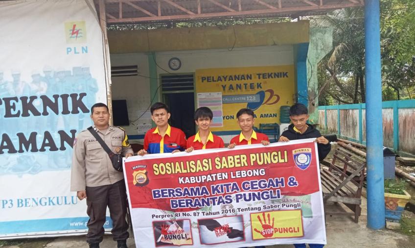 Personel Polsek Lebong Utara Sosialisasi Saber Pungli di Pelayanan Teknik PLN Muara Aman