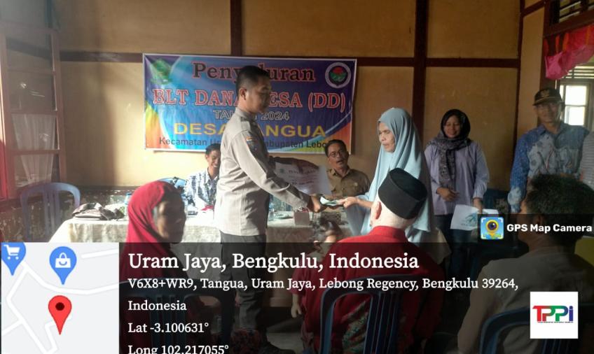 Bhabinkamtibmnas Polsek Lebong Utara Hadiri Penyaluran BLT DD di Desa Tangua