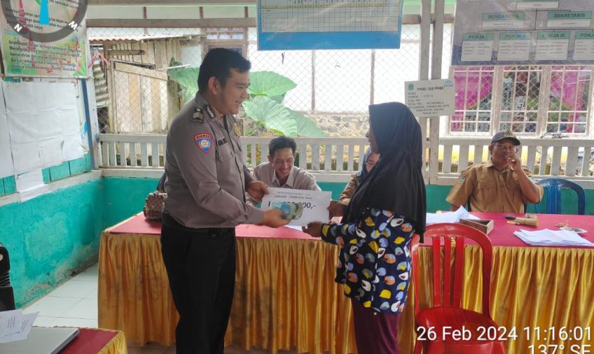 Bhabinkamtibmnas Polsek Lebong Utara Hadiri Penyaluran BLT DD di Desa Ketenong II