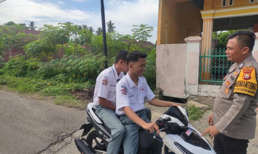 Bhabinkamtibmas Polsek Kota Manna Sampaikan Teguran Simpatik kepada Pengguna Sepeda Motor 