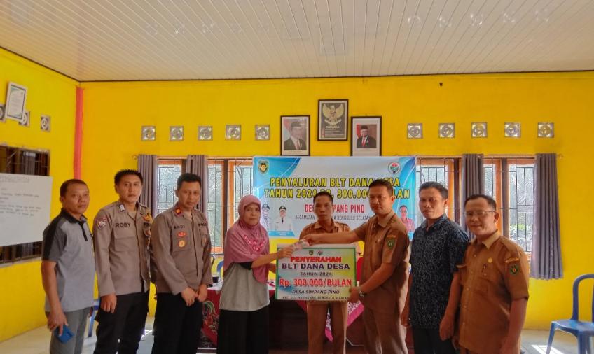 Kapolsek Pino dan Bhabinkamtibmas Polsek Pino Hadiri Penyaluran BLT DD di Desa Simpang Pino 