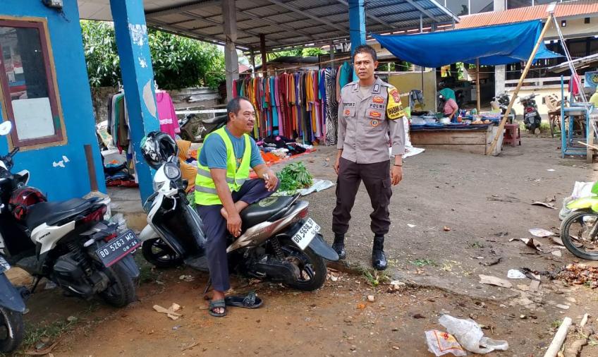 Pantau Stok dan Harga Sembako Serta Elpiji, Bhabinkamtibmas Sambang ke Pasar Ampera Manna  