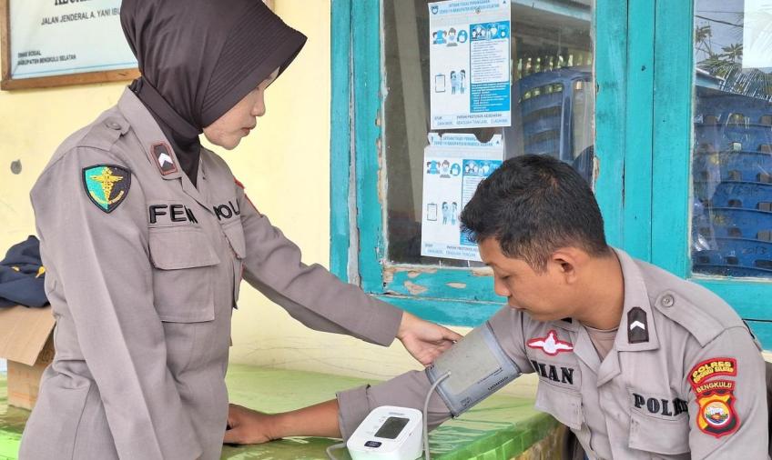 Pastikan Kondisi Personel Pengamanan PPK Sehat, Dokkes Medika 8 Polres BS Cek Kesehatan dan Berikan Vitamin 