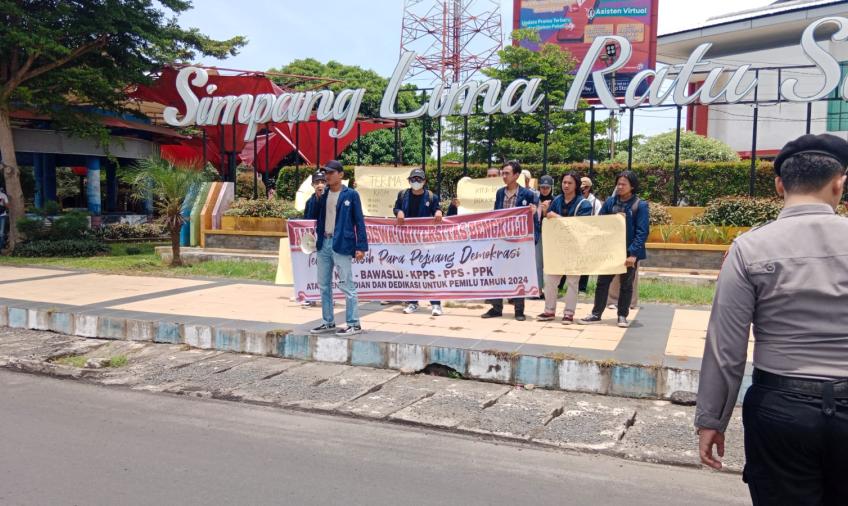 Apresiasi Penyelenggara Pemilu, Mahasiswa Gelar Aksi Simpatik di Simpang Lima