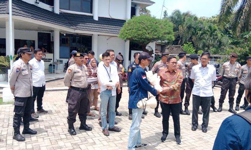 Puluhan Mahasiswa Gelar Aksi Simpatik di Kantor KPU Provinsi Bengkulu