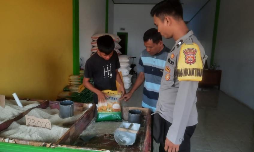 Personel Polsek Sukaraja Monitoring dan Pengecekan Harga Beras di Wilkum 