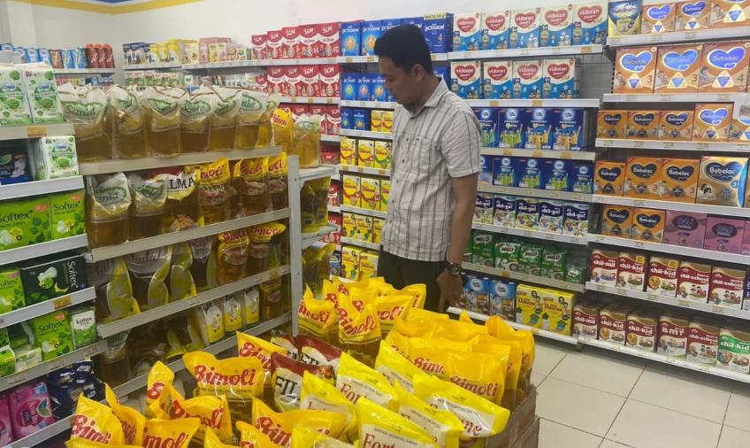 Bhabinkamtibmas Polres Seluma Monitoring Perkembangan Harga Sembako dan LPG di Wilkum