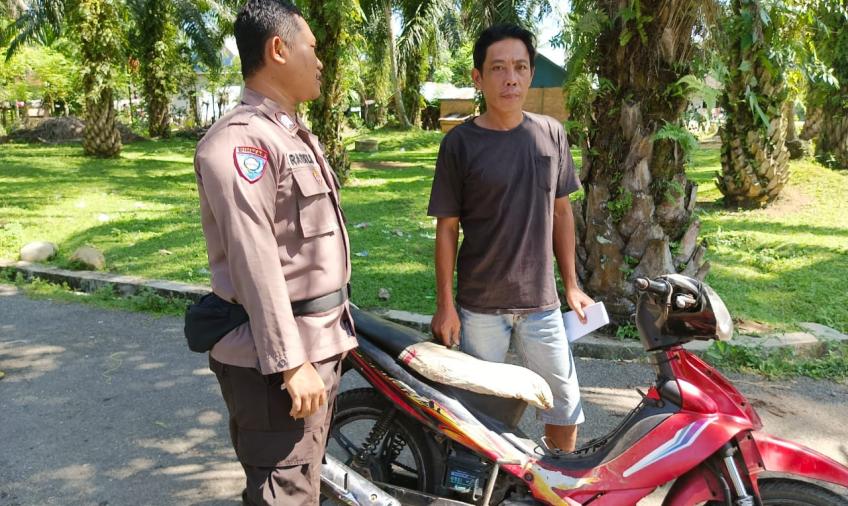 Imbauan Bhabinkamtibmas Polsek Manna Melalui Sambang di Kelurahan Kayu Kunyit 