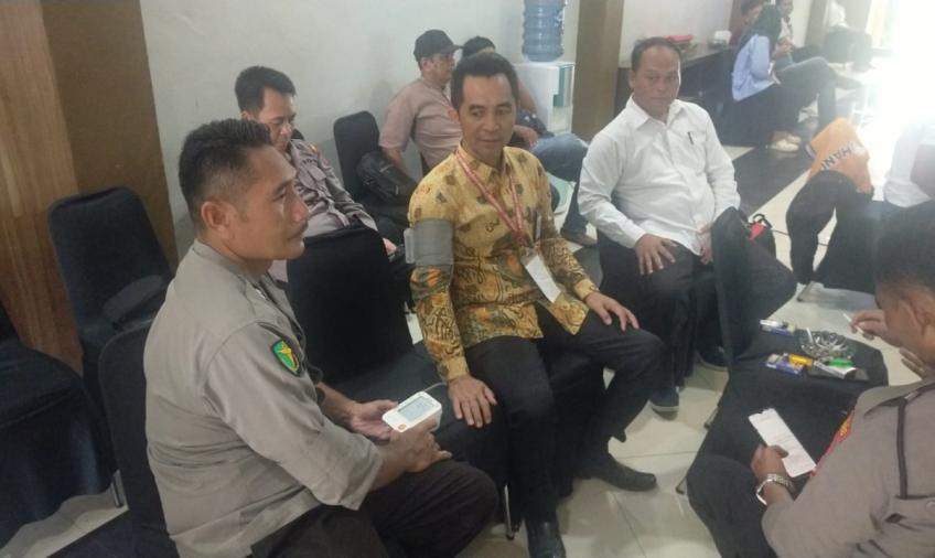 Pastikan Kesehatan Baik, Subsatgas Dokkes OMB Nala Polresta Bengkulu Periksa Personel Pengamanan dan Anggota KPU