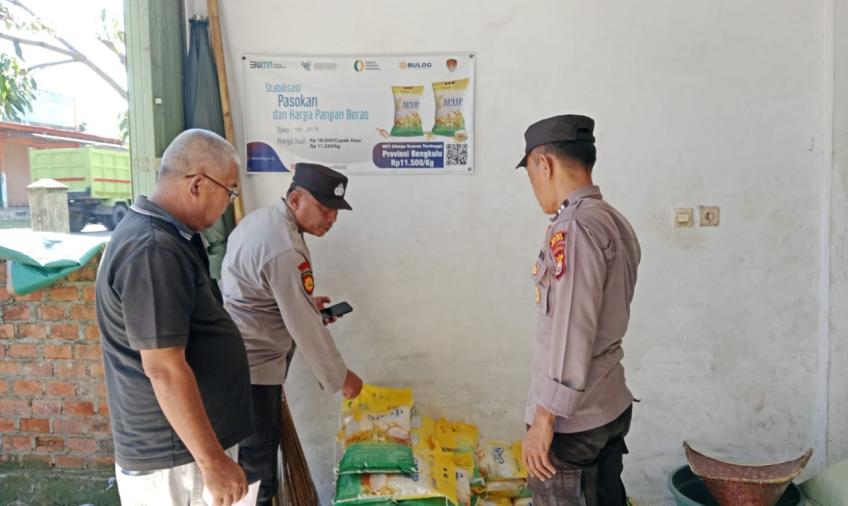 Polsek Sukaraja, Monitoring Harga Beras di Desa Lubuk Sahung 