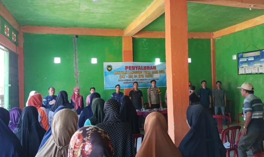 Bhabinkamtibmas Polsek Pino Hadiri Penyaluran BLT DD TA. 2024 di Desa Keban Jati 