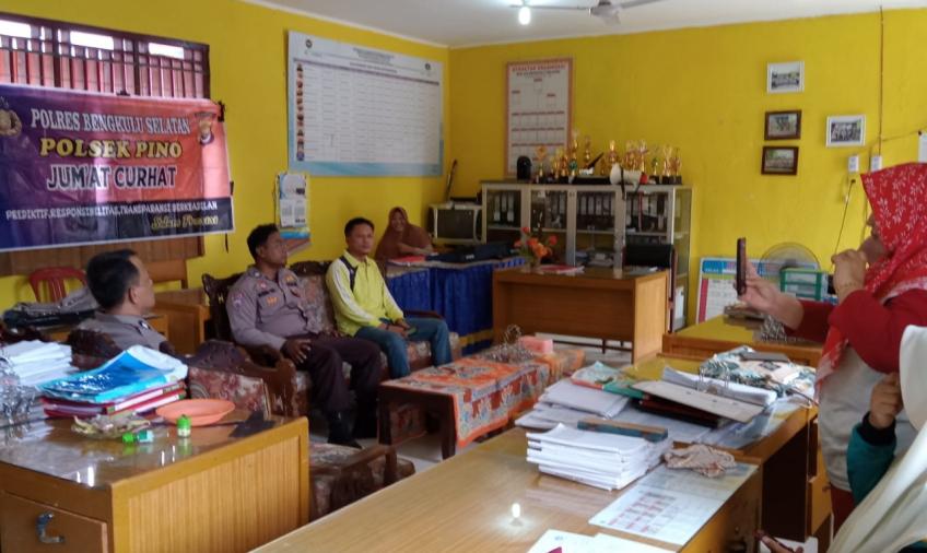 Polsek Pino Ngopi Bareng di Kantor Desa Anggut, Sambil Terima Curhatan Warganya
