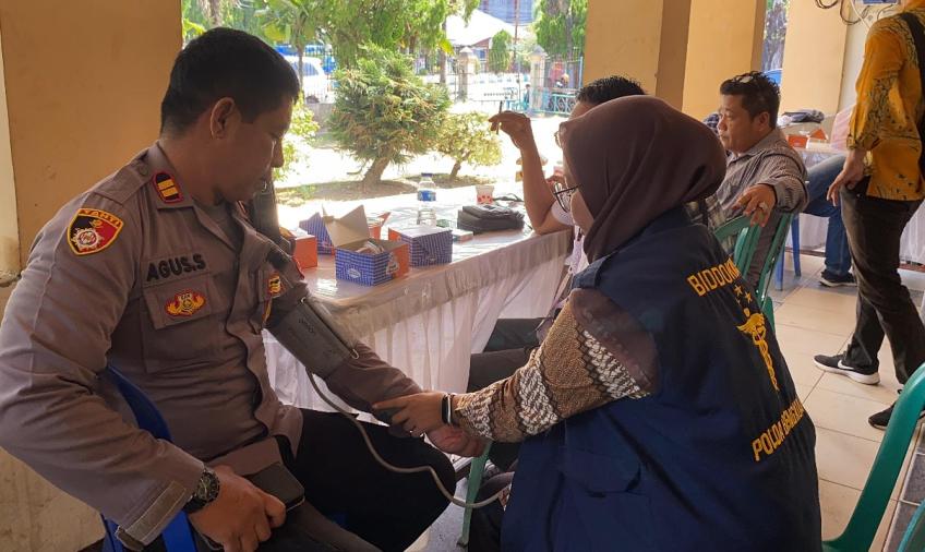 Petugas Pengamanan dan Penyelengara Pleno Tingkat Kabupaten BS Mendapatkan Pemeriksaan dari Dokkes Klinik Medika 8 Polres BS   
