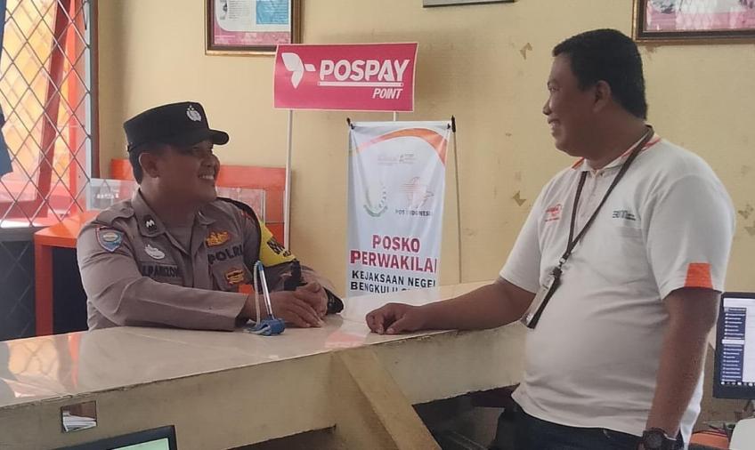 Bhabinkamtibmas Sambang ke Kantor Pos Manna, Sampaikan Himbauan Kamtibmas