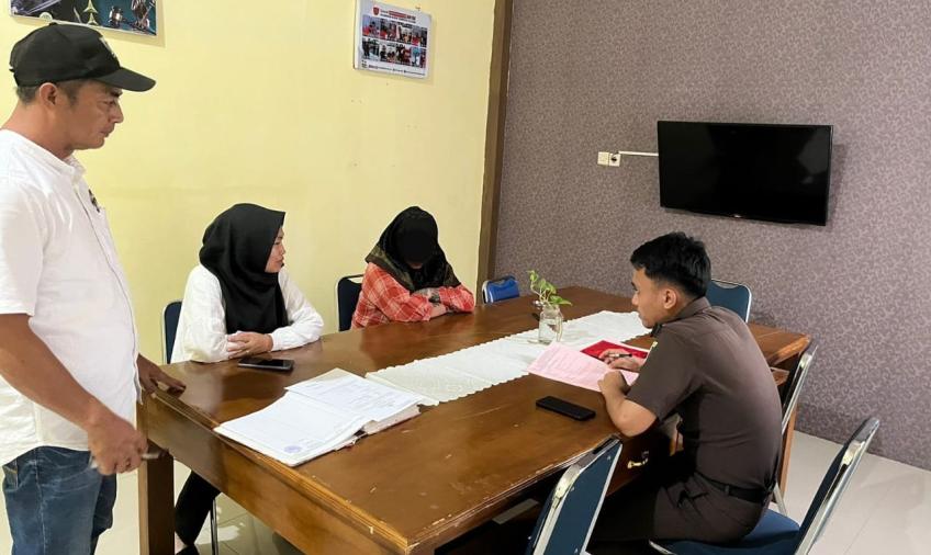Perempuan Bertato Pelaku Penganiayaan Diserahkan Ke JPU Oleh Sat Reskrim Poles BS