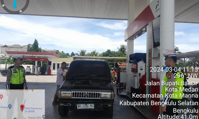 Sat Lantas Polres BS Turunkan Personelnya Atur Lalu Lintas Didepan SPBU Kutau 