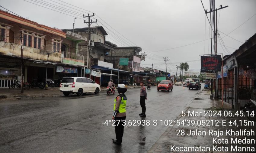 Sat Lantas Polres BS  Atur Lalu Lintas Didepan  Sekolah dan Jalan Protokol