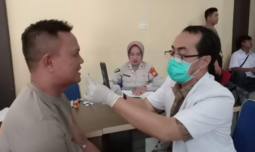 Kapolsek Batik Nau Beserta Anggotanya Laksanakan Giat Rikkes Berkala untuk Menjaga Kondisi Kesehatan