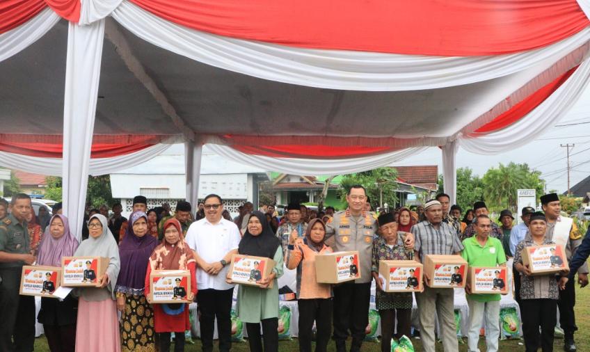 Kapolda Bengkulu Serahkan Bantuan Sosial Kepada Warga Kurang Mampu di Wilayah Hukum Polresta Bengkulu