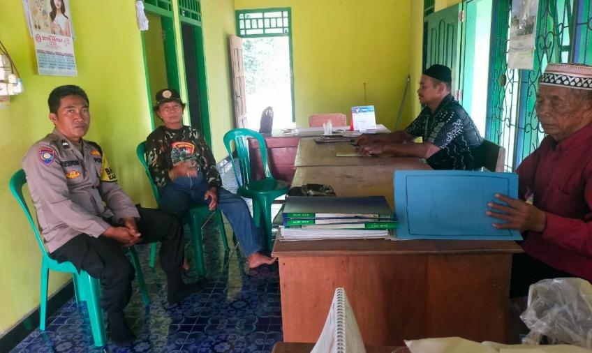 Sambang, Cara Bhabinkamtibmas Pererat Tali Silaturahmi Dengan Tokoh Adat
