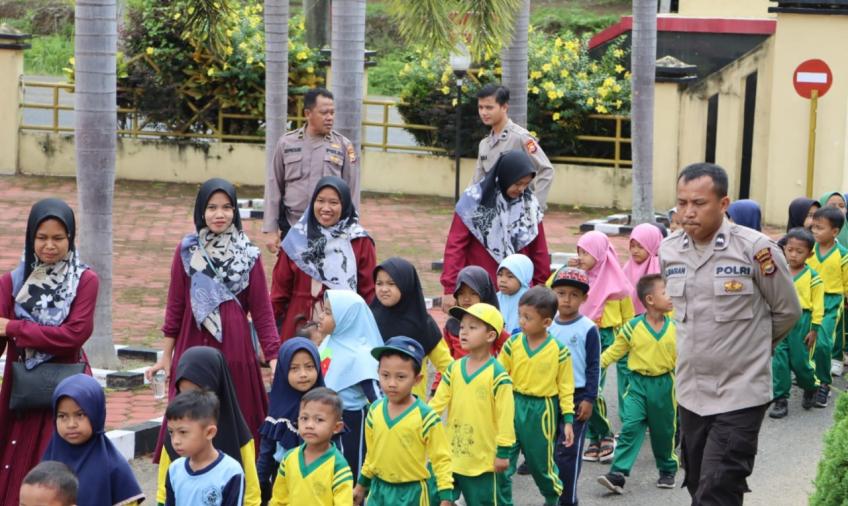 Polisi Sahabat Anak, Polres Mukomuko Terima Kunjungan Murid TK dan Paud Terpadu Sukamaju