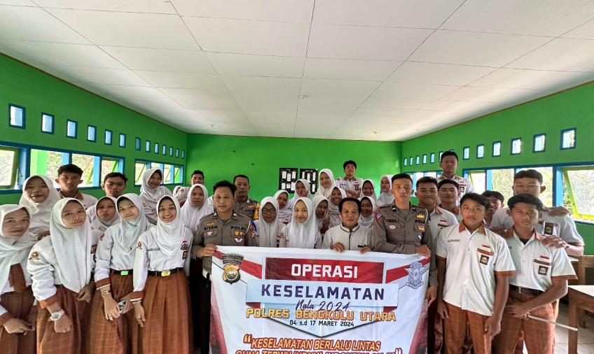 Pelajar SMAN 1 Bengkulu Utara Sambut Personel Satlantas Polres Bengkulu Utara Sosialisasikan Operasi Keselamatan Nala 2024
