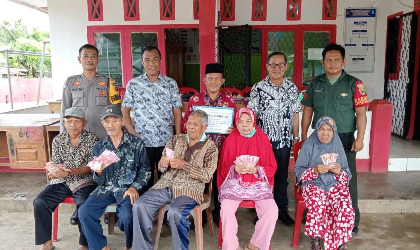 Kanit Binmas dan Bhabinkamtibmas Polsek Manna, Hadiri Penyaluran BLT DD Desa Desa Lubuk Sirih Ulu 