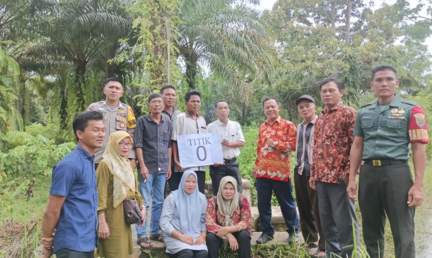 Bhabinkamtibmas Polsek Pino Hadiri Penetapan Titik Nol Pelaksanaan Kegiatan Pembangunan Siring Desa Binaannya