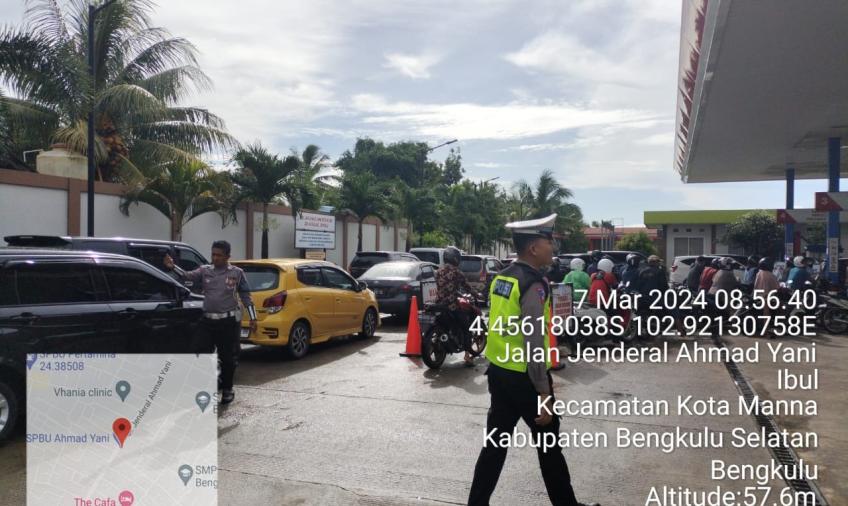 Sat Lantas Polres Bs Turunkan Personilnya Atur Lalu Lintas Didepan SPBU A.Yani Ibul 