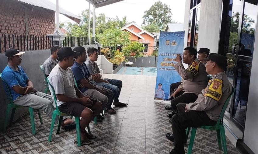 Jumat Curhat, Kapolsek Curup Beserta Kanit Binmas Sampaikan Imbaun Kamtibmas kepada Warga Desa Air Merah