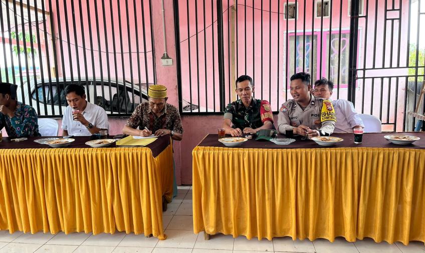 Bhabinkamtibmas Polsek Rimbo Pengadang Monitoring Pembagian BLT DD di Desa Bajok