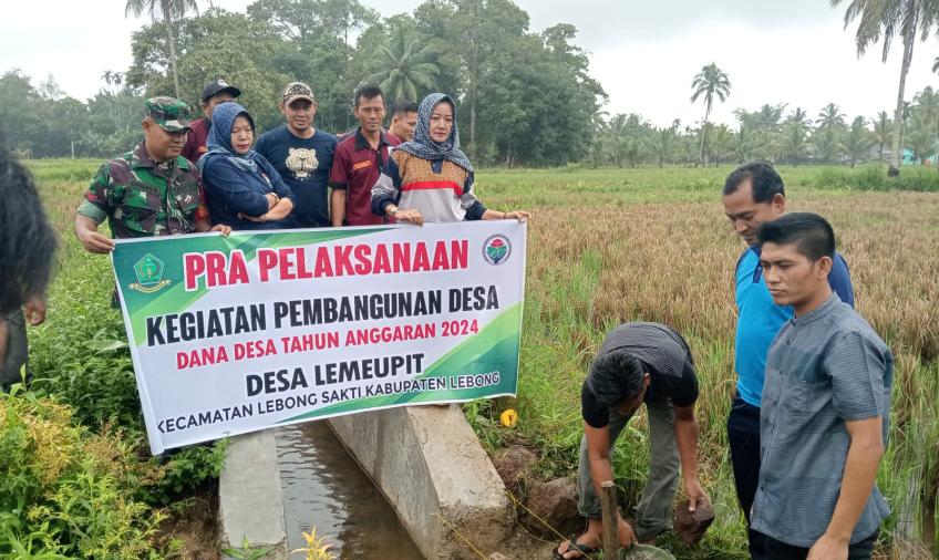 Bhabinkamtibmas Polsek Lebong Tengah Monitoring Kegiatan Titik Nol Pra Pembangunan di Desa Limau Pit