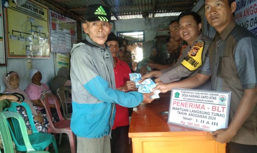 Bhabinkamtibmas Polsek Lebong Selatan Hadiri Penyaluran BLT DD di Desa Karang Dapo