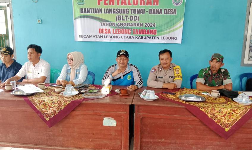 Bhabinkamtibmas Polsek Lebong Utara Hadiri Pembagian BLT DD di Desa Lebong Tambang