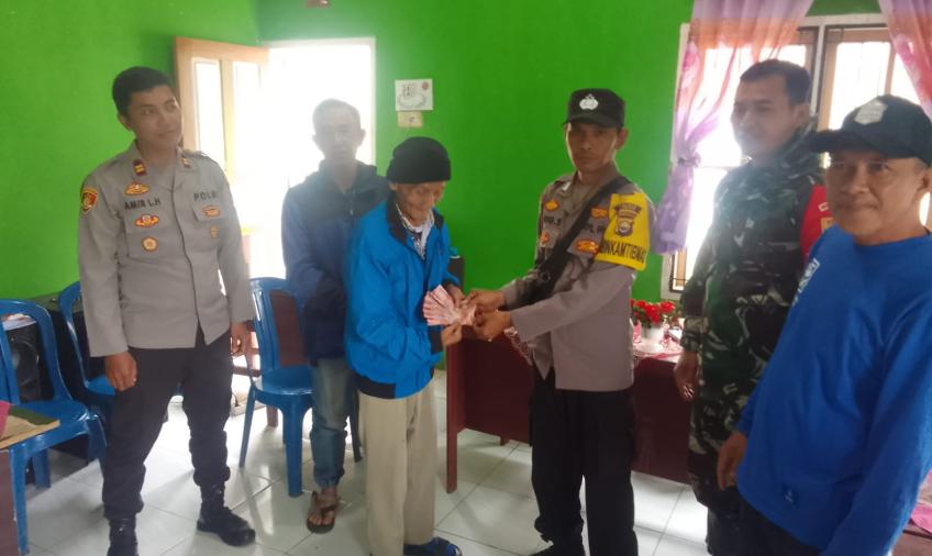 Bhabinkamtibmas Polsek Rimbo Pengadang Hadiri Pembagian BLT DD di Desa Bioa Sengok