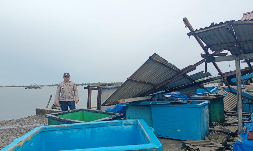 Personel Polsek KSKP Pulau Baai Patroli Cek Lokasi Rawan Banjir di Seputaran Kawasan Pulau Baai 