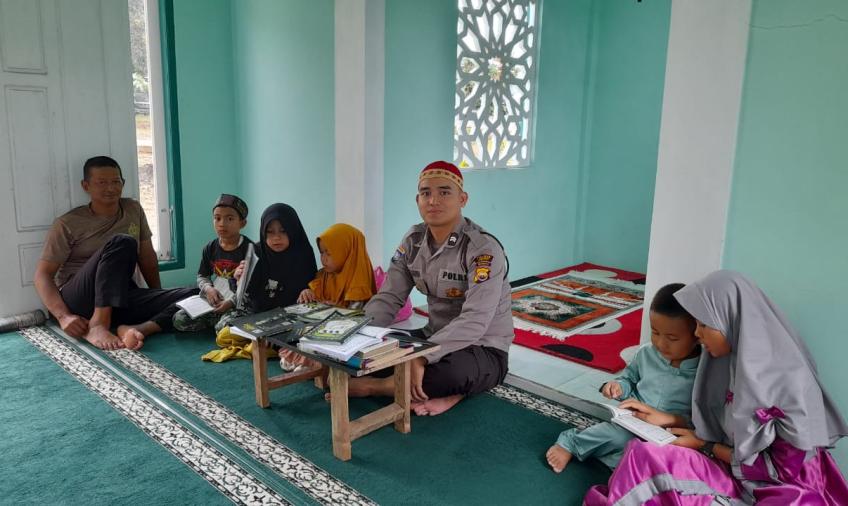 Bhabinkamtibmas Polsek Lebong Atas Mengajar Anak-anak Mengaji