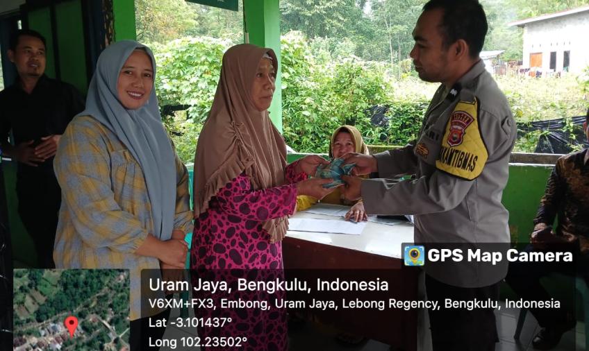 Bhabinkamtibmas Polsek Lebong Utara Hadiri Penyaluran BLT DD di Desa Embong