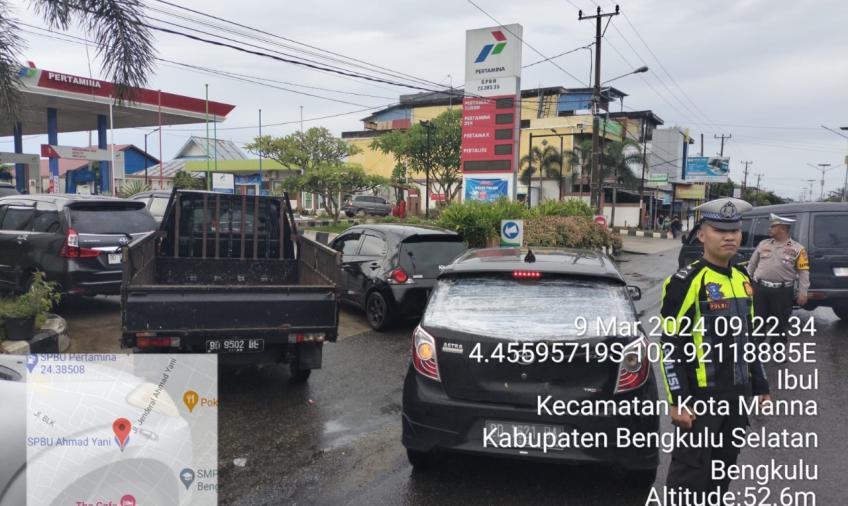 Sat Lantas Polres BS, Atur Lalin Dalam Antrian di SPBU A. Yani Ibul 