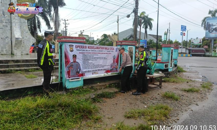 Pasang Spanduk dan Sampaikan Imbauan Ops Keselamatan Nala I 2024, Sat Lantas Edukasi Keselamatan Berlalu Lintas 