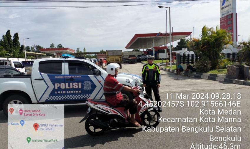 Didepan SPBU Kutau, Sat Lantas Polres BS Turunkan Personelnya Atur Lalu Lintas