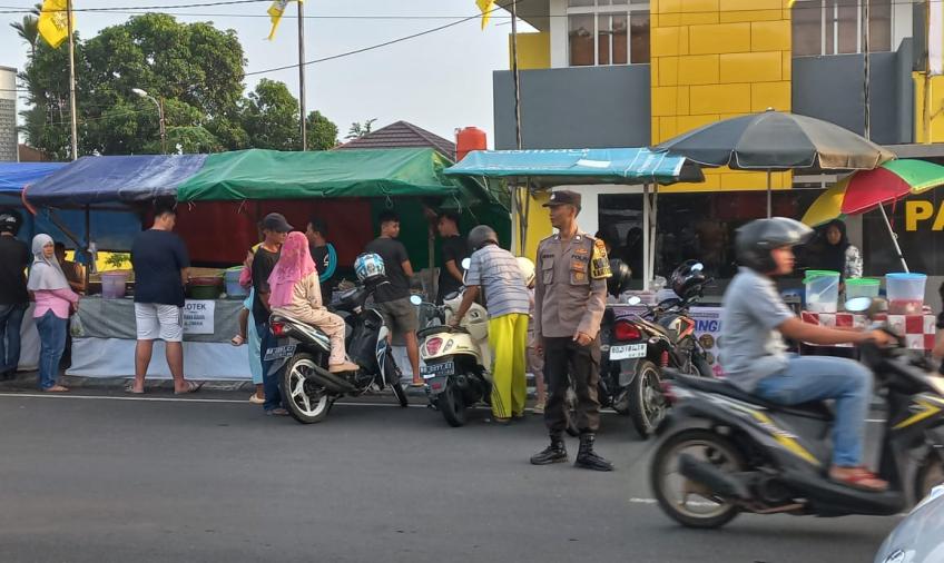 Personel Polsek Gading Cempaka Monitoring dan Pengamanan Pasar Tumpah