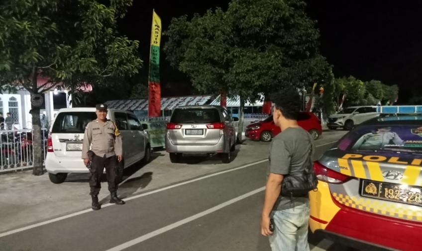Personel Polsek Gading Cempaka Monitoring dan Pengamanan Ibadah Salat Tarawih di Masjid Umar Bin Khatab