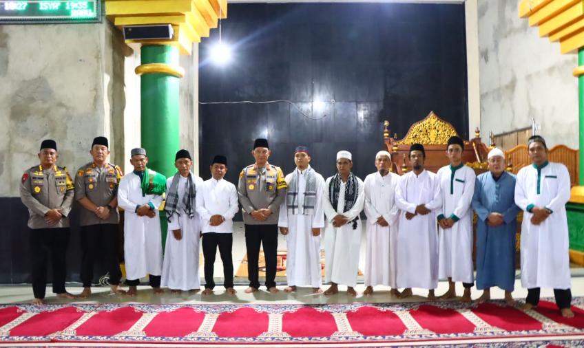 Bermalam di Lebong Usai Bagikan Bansos, Kapolda Bengkulu Salat Tarawih di Masjid Agung Sultan Abdullah