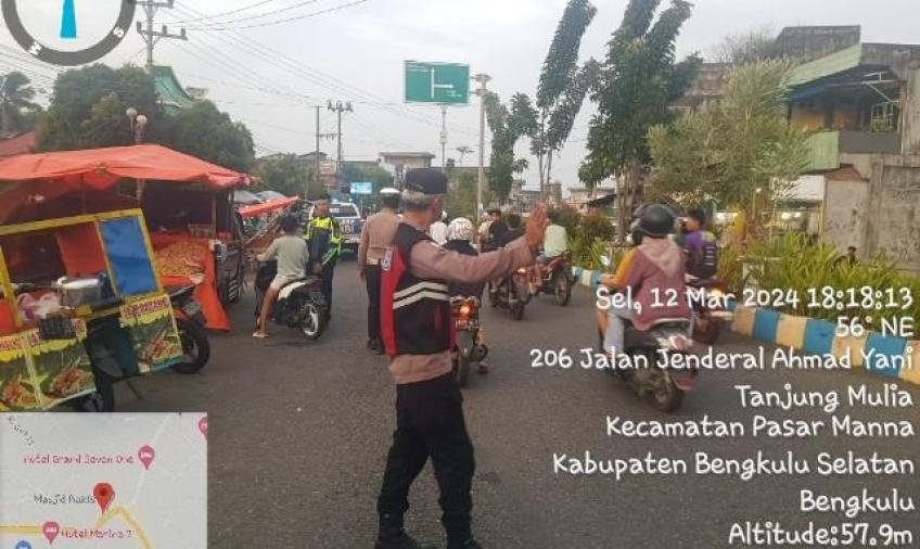 Pastikan Tak Ganggu Pengendara, Polsek Kota Manna Atur Lalin Seputaran Pasar Kaget Pasar Ampera dan Simpang Rukis
