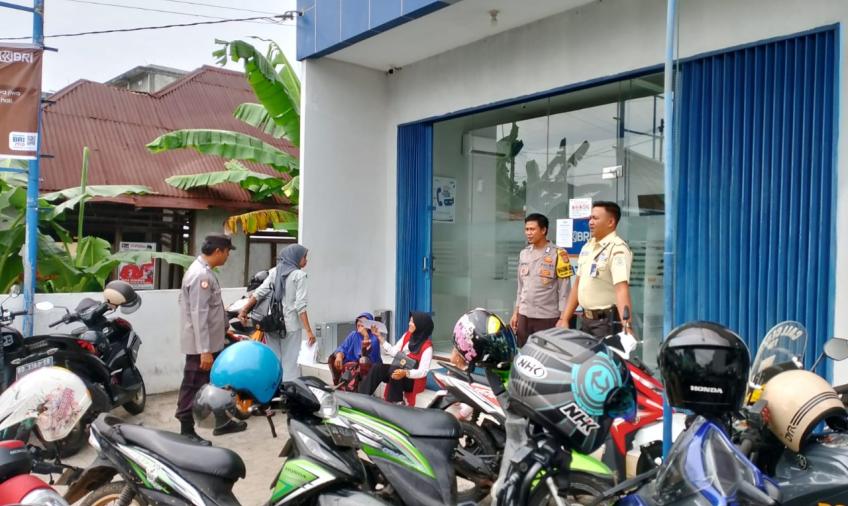 Sambangi Satpam yang Bertugas Pada Bank BRI Unit M Thaha, Bhabinkamtibmas Ingatkan Waspada Kamtibmas 