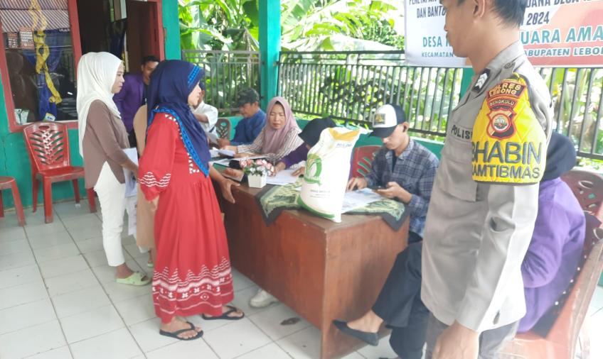 Bhabinkamtibmas Polsek Lebong Utara Monitoring Penyaluran Bantuan Pangan di Desa Kampung Muara Aman