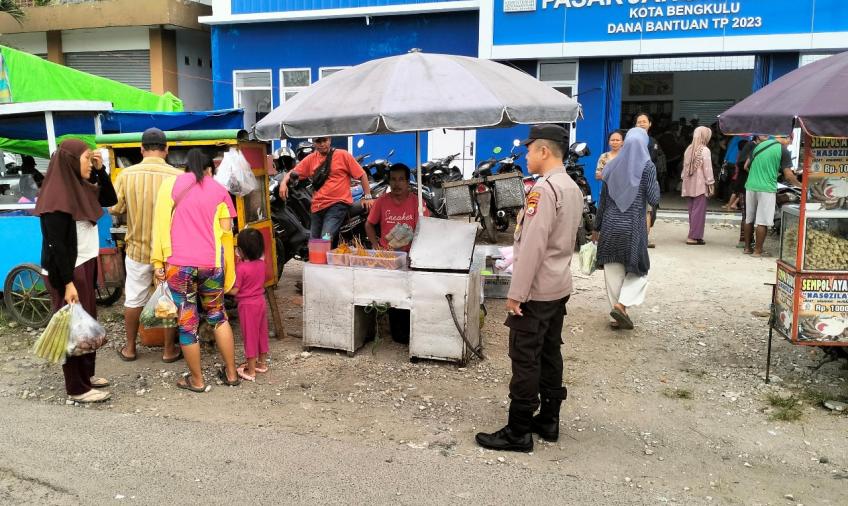 Personel Polsek KSKP Pulau Baai Amankan Pasar Kaget Ramadhan di Pasar Jangkar Pulau Baai