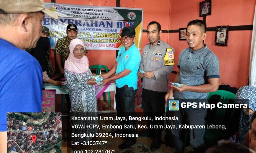 Bhabinkamtibmas Polsek Lebong Utara Monitoring Pembagian BLT DD di Desa Embong I