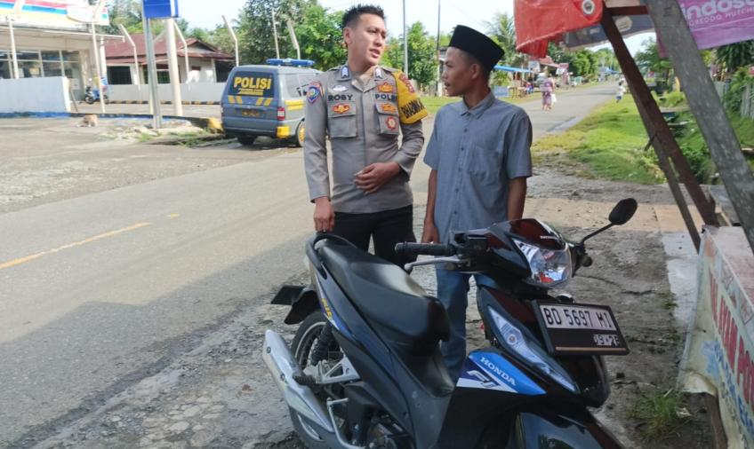 Bhabinkamtibmas Berikan Teguran Humanis kepada Pengendara yang Mengendarai Sepeda Motor Tidak Memakai Helm SNI